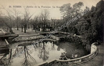 Carte postale ancienne Jardin de la Fontaine. La Source — Nîmes (Gard)