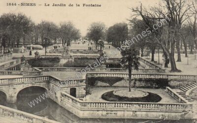 Carte postale ancienne Le Jardin de la Fontaine — Nîmes (Gard)