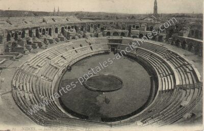 Carte postale ancienne Intérieur des Arènes — Nîmes (Gard)