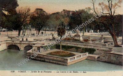 Carte postale ancienne Jardin de la Fontaine. — La Source et les Bains — Nîmes (Gard)