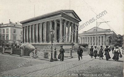 Carte postale ancienne La Maison Carrée et le Théâtre — Nîmes (Gard)