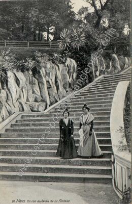 Carte postale ancienne Un coin du Jardin de la Fontaine — Nîmes (Gard)