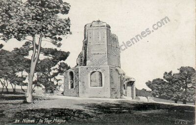 Carte postale ancienne La Tour Magne — Nîmes (Gard)