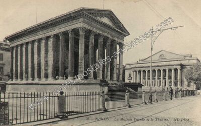 Carte postale ancienne La Maison Carrée et le Théâtre — Nîmes (Gard)