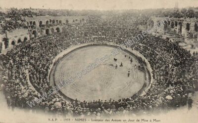 Carte postale ancienne Intérieur des Arènes un Jour de Mise à Mort — Nîmes (Gard)
