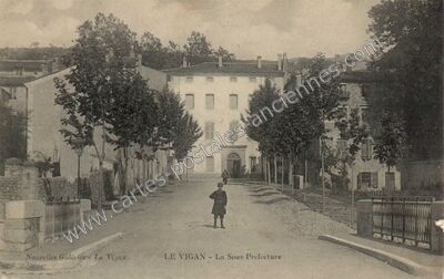 Carte postale ancienne La Sous Prefecture — Le Vigan (Gard)