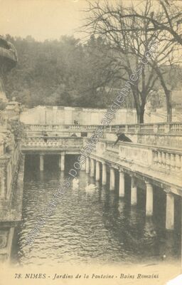 Carte postale ancienne Jardins de la Fontaine - Bains Romains — Nîmes (Gard)