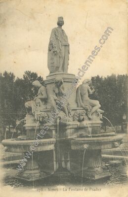 Carte postale ancienne La Fontaine de Pradier — Nîmes (Gard)
