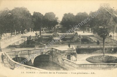 Carte postale ancienne Jardin de la Fontaine — Vue générale — Nîmes (Gard)