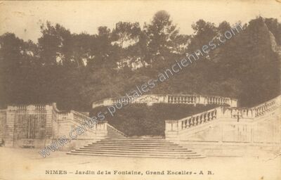 Carte postale ancienne Jardin de la Fontaine, Grand Escalier — Nîmes (Gard)