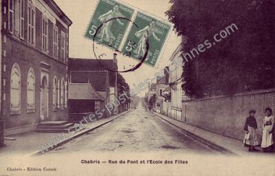 Carte postale ancienne Rue du Pont et l'Ecole des Filles — Chabris (Indre)