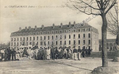Carte postale ancienne Cour de la Caserne Bertrand — Châteauroux (Indre)