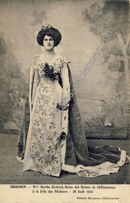 Carte postale ancienne Mlle Berthe Richard, Reine des Reines de Châteauroux à la Fête des Pêcheurs — Issoudun (Indre)