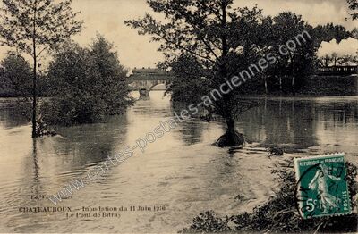 Carte postale ancienne Inondation du 11 Juin 1910 Le Pont de Bitray — Châteauroux (Indre)