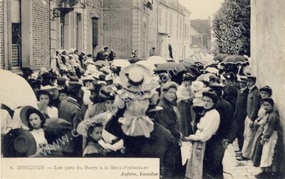 Carte postale ancienne Les gars du Berry à la Sous-Préfecture — Issoudun (Indre)