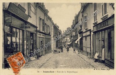 Carte postale ancienne Rue de la République — Issoudun (Indre)