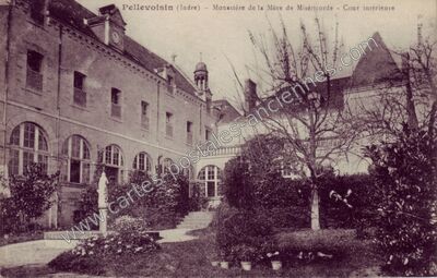 Carte postale ancienne Monastère de la Mère de Miséricorde - Cour intérieure — Pellevoisin (Indre)