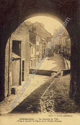 Carte postale ancienne La descente de Ville (Vue à travers la Porte de la Vieille Prison) — Châteauroux (Indre)