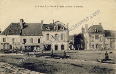Carte postale ancienne Rue de l'Église et Place du Marché — Écueillé (Indre)