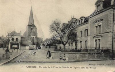 Carte postale ancienne Un coin de la Place du Marché et l'Eglise, côté de l'Abside — Chabris (Indre)