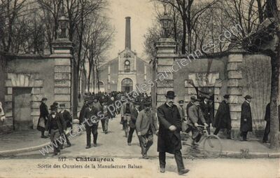 Carte postale ancienne Sortie des Ouvriers de la Manufacture Balsan — Châteauroux (Indre)