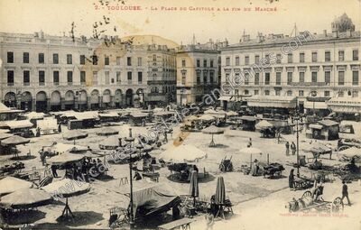 Carte postale ancienne La Place du Capitole à la fin du Marché — Toulouse (Haute-Garonne)