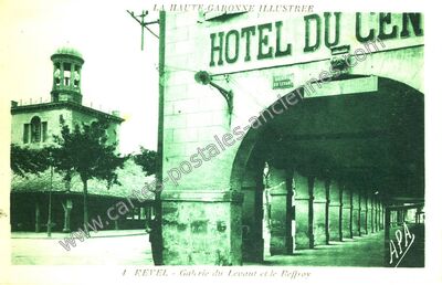 Carte postale ancienne Galerie du Levant et le Beffroy — Revel (Haute-Garonne)