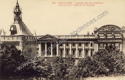 Carte postale ancienne Façade Est du Capitole, Donjon (XIVe siècle) et Square — Toulouse (Haute-Garonne)