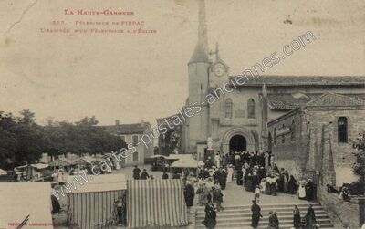 Carte postale ancienne Pèlerinage de Pibrac L'arrivée d'un pèlerinage à l'église — Pibrac (Haute-Garonne)