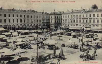 Carte postale ancienne Place du Capitole, la fin du marché — Toulouse (Haute-Garonne)