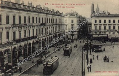 Carte postale ancienne Place du Capitole (côté des arcades) — Toulouse (Haute-Garonne)