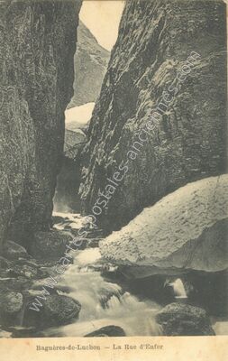 Carte postale ancienne La Rue d'Enfer — Bagnères-de-Luchon (Haute-Garonne)