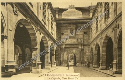 Carte postale ancienne Le Capitole, Cour Henri IV — Toulouse (Haute-Garonne)