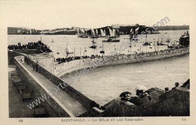 Carte postale ancienne Le Môle et les Remparts — Saint-Malo (Ille-et-Vilaine)