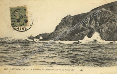 Carte postale ancienne Le Tombeau de Châteaubriand vu de pleine Mer — Saint-Malo (Ille-et-Vilaine)