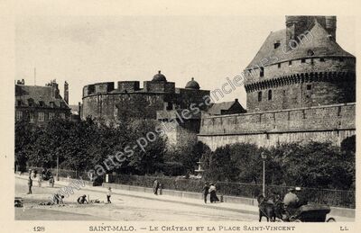 Carte postale ancienne Le Château et la Place Saint-Vincent — Saint-Malo (Ille-et-Vilaine)