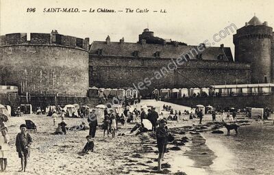 Carte postale ancienne Le Château. — The Castle — Saint-Malo (Ille-et-Vilaine)