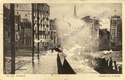Carte postale ancienne Vagues sur le Sillon — Saint-Malo (Ille-et-Vilaine)