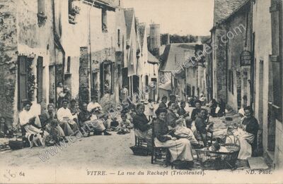 Carte postale ancienne La rue du Rachapt (Tricoteuses) — Vitré (Ille-et-Vilaine)