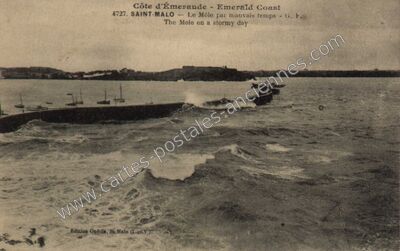Carte postale ancienne Le Môle par mauvais temps — Saint-Malo (Ille-et-Vilaine)
