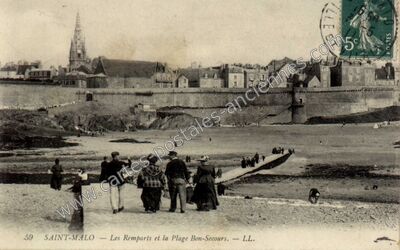Carte postale ancienne Les Remparts et la Plage Bon-Secours — Saint-Malo (Ille-et-Vilaine)