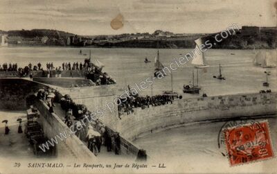 Carte postale ancienne Les Remparts, un Jour de Régates — Saint-Malo (Ille-et-Vilaine)