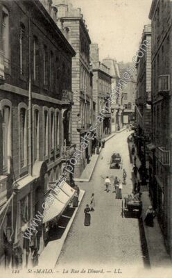 Carte postale ancienne La Rue de Dinard — Saint-Malo (Ille-et-Vilaine)