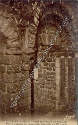 Carte postale ancienne Cour intérieure du Château / Porte romane de l'ancienne Chapelle du XI: siècle — Vitré (Ille-et-Vilaine)