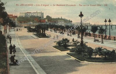 Carte postale ancienne Le Boulevard-Promenade - Vue vers le Grand-Hôtel — Arcachon (Gironde)