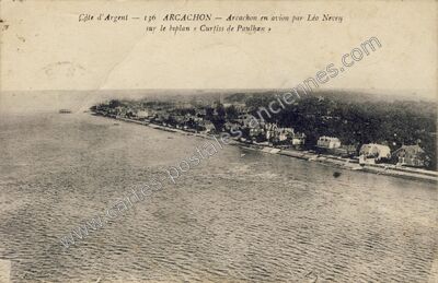 Carte postale ancienne Arcachon en avion par Léo Nevey sur le biplan « Curtiss de Paulhan — Arcachon (Gironde)