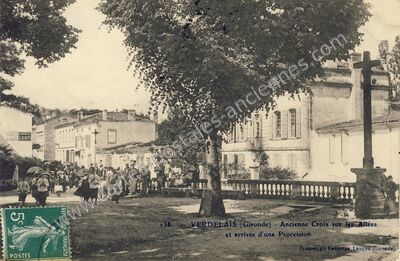 Carte postale ancienne Ancienne Croix sur les Allées et arrivée d'une Procession — Verdelais (Gironde)