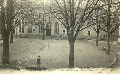 Carte postale ancienne L'Hôtel des Postes et Place de la Paix — Libourne (Gironde)