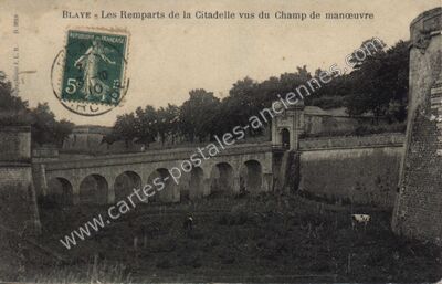 Carte postale ancienne Les Remparts de la Citadelle vus du Champ de manœuvre — Blaye (Gironde)