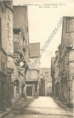 Carte postale ancienne Vieilles Maisons (XVe s.) Rue Voltaire — Chinon (Indre-et-Loire)